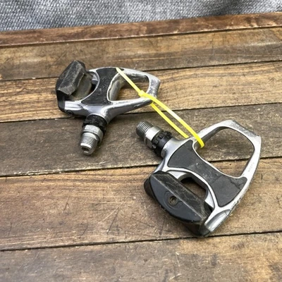 Pedais sem clipe para bicicleta de estrada Shimano 9/16 pares prata preto ciclismo de estrada usado - Imagem 1 de 4