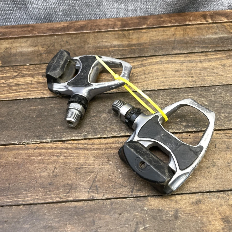 Shimano дорожный велосипед педали без зажимов 9/16 пара серебро черный дорожный велосипед б/у - Изображение 1 из 4
