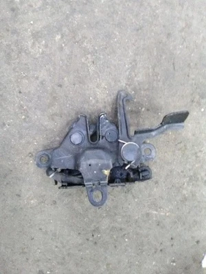 Toyota Sienna 2008 montaje de pestillo de capó Foto 1 de 4