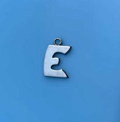 Colgante inicial vintage de plata de ley con letra mayúscula maciza E 1,4 g Foto 1 de 3
