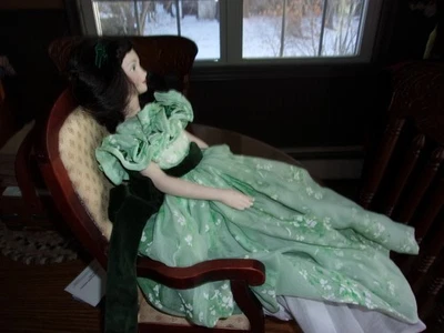 muñeca escarlata 19", ido con el viento. se muestra en la silla que vendo. Foto 1 de 4