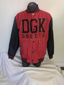 DGK Ghetto Cappotto Uomo Varsity Giacca Skater 2002 Taglia Large Rosso Nero Snap - Foto 1 di 12