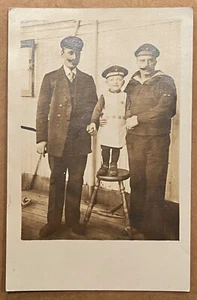 Marina Marinero Hombres Gran Bigote con Niño Vintage Foto Real Postal 1917 RPPC - Imagen 1 de 6