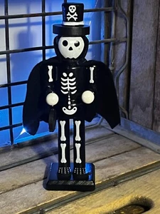 Halloween SKELETON UOMO SCHIACCIANOCI~8,5" Decorazione in legno~Nuovo*Strega - Foto 1 di 8