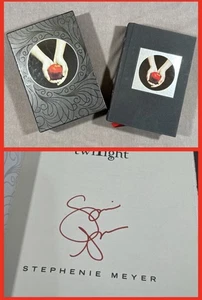 Twilight by Stephenie Meyer 1st Collector's Edition Hardcover SIGNED - Picture 1 of 11