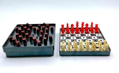 Mini juego de ajedrez de plástico de viaje vintage de 2 juegos y juego de solitario Alemania Occidental Foto 1 de 4