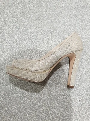 ladies gold shoes size 5  1/2 - Image 1 of 4