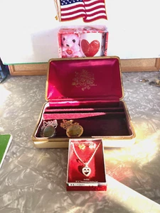 VALENTINE COLLECTIBLE GIFTS JEWELRY BOX 1940'S CAMEO, 1 BROCH AND MORE - Picture 1 of 8