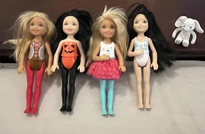 Boneca Barbie Halloween irmã Chelsea abóbora 2014 e 2015 com 2010 cabeças e coelho - Imagem 1 de 4