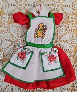 Barbie Puppe rotes Weihnachtskleid mit Lebkuchenmann Schürze Zuckerstange Taschen  - Bild 1 von 10
