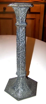 ONE Derby S.P. Soporte para candelabro Co. 2546 Repousse plateado ornamentado Foto 1 de 4