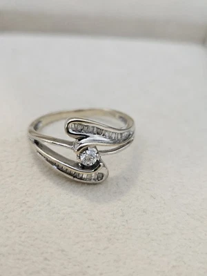 Anillo de oro blanco macizo de 10 quilates con piedra de diamantes para mujer talla 8, 2,8 gramos Foto 1 de 4