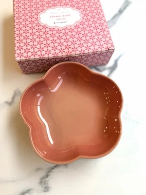 Le Creuset 16 cm Flower Dish Salmon Pink Stoneware Japan Exclusive NIB Rare - Image 1 of 4