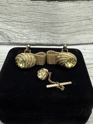 Gemelos y barra de corbata Swank vintage para hombre tono dorado verde claro como peridoto Foto 1 de 4