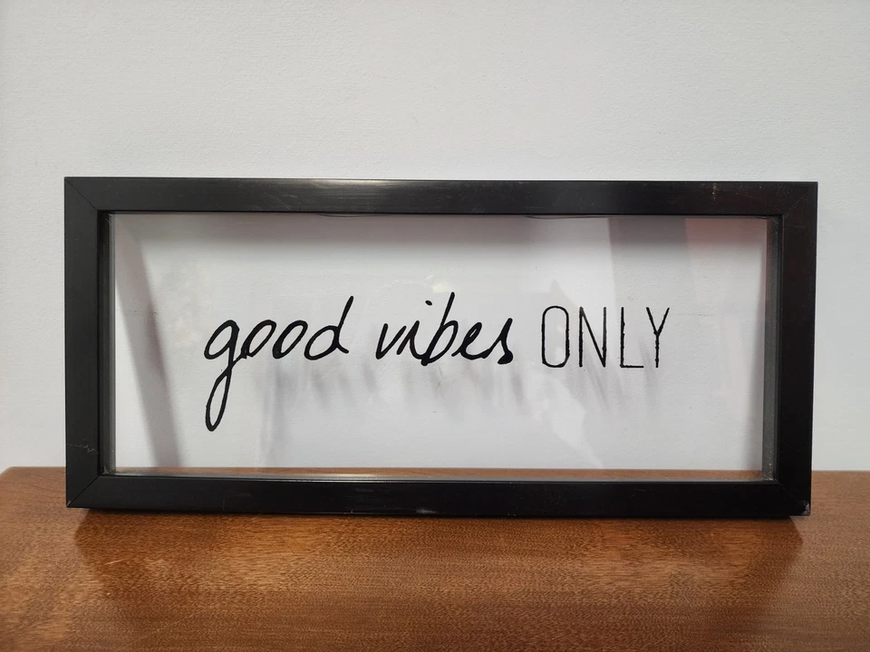 Colgante de pared de vidrio enmarcado "solo buenas vibraciones" Foto 1 de 1