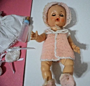 BAMBOLA BAMBINA 11 1/2" CAPELLI MODELLATI CON VESTITO STIVALETTI LAYETTE ANNI 50 BOTTIGLIA BAGNATA - Foto 1 di 12