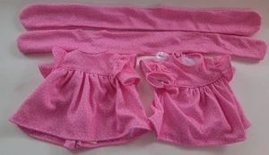 Lote de FAO Schwarz Suave Niños Muñecas Bebé Conjunto Ropa Diademas Rosa No Muñeca - Imagen 1 de 8