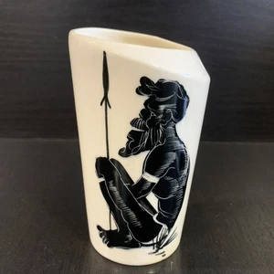 MCM Vtg Studio Anna Pottery - White BEAKER VASE 11cmH Aboriginal Man Silhouette - Bild 1 von 6