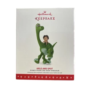 2016 Hallmark Andenken Disney Pixar der gute Dinosaurier Arlo und Spot Ornament - Bild 1 von 7