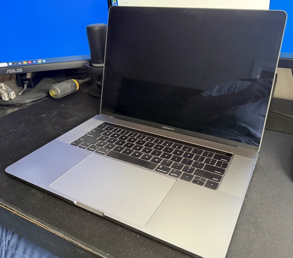 Apple MacBook Pro 15 pulgadas 2016 A1707 Intel i7 2,70 GHz, 512 GB 16 GB AMD Radeon Pro Foto 1 de 4