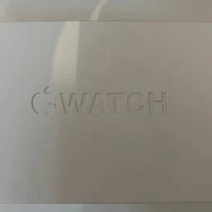 Apple Watch Series 7 45mm Edelstahlgehäuse-Silber mit Sportarmband in Polarstern - Afbeelding 1 van 3