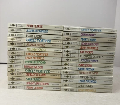 30 Book Lot of Vintage Harlequin Presents First Editions : Penny Jordan... - Image 1 of 4