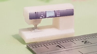 Nähmaschine im Maßstab 1:24, nach dem Vorbild eines Pfaff Quilt Ambition 2.0. 3D gedruckt* - Bild 1 von 4