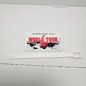 Etiqueta de equipaje vintage Coliseum Video WWF (WWE) World Tour 1991 con correa *VER NOTAS - Imagen 1 de 3
