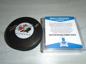 Disco de hockey Beckett autografiado por el equipo canadiense Matt Duchene BAJO CERTIFICADO DE AUTENTICIDAD 1A - Imagen 1 de 4