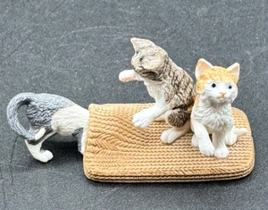 Schleich KITTENS ALFOMBRA DE JUEGO Gato Animal Doméstico Figura Gatito Gatos 2010 Retirado - Imagen 1 de 6