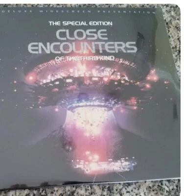 CLOSE ENCOUNTERS OF THE THIRD KIND Deluxe Widescreen Presentation Laserdisc - Image 1 of 2