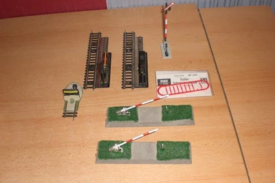 HO Modelbahn  elektr.Schranken+ 3 Signale + Prellbock+Isolierschinenverbinder - Bild 1 von 4