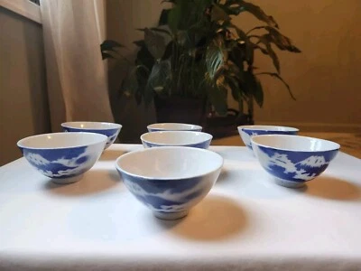 Juego de 7 cuencos pequeños de porcelana Fuji Moutain blancos y azules japoneses antiguos raros Foto 1 de 4