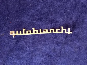 AUTOBIANCHI SIGLA SCRITTA FREGIO STEMMA IN METALLO NUOVO - Foto 1 di 5
