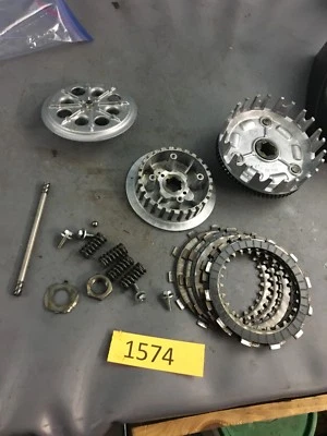 81 YAMAHA TT250 TT 250 OEM CESTA DE EMBREAGEM COMPLETA CUBO PLACAS DE PRESSÃO BOSS - Imagem 1 de 4