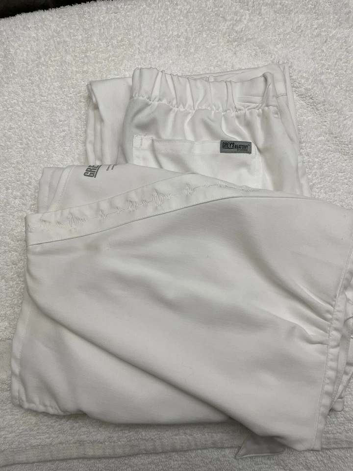 Calça Greys Anatomy, Barco ABC Studio, White Xsm Top & Sm. Perfeito para cerimônia - Imagem 1 de 4