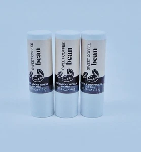 3 BÁLSAMO LABIAL DE GRANO DE CAFÉ DULCE BAÑO Y CUERPO WORKS .14 oz SELLADO NUEVO - Imagen 1 de 4