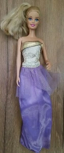 Barbie 2013 blonde Puppe Muse Mattel Vintage lila gold Kleid gerades Bein - Bild 1 von 4