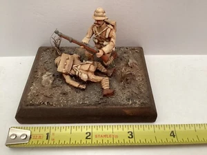 PUENTE DE LONDRES_Soldados de metal_#81_Minitatura_Pintado_2 Hombres, 1 Herido_Diorama_Excelente - Imagen 1 de 12