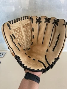 Easton Synergy SYFP1250 12 1/2" Fast Pitch Softball Glove Mitt Soft Leather - Picture 1 of 3