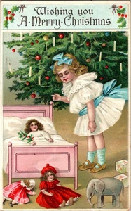 Niña poniendo su muñeca en la cama debajo del árbol de Navidad postal en relieve a121 - Imagen 1 de 2