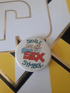 Insignia de humor vintage para adultos - Imagen 1 de 3