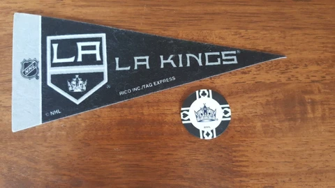LOS ANGELES KINGS MINI PENNANT & NHL CLAY POKER CHIP Cover