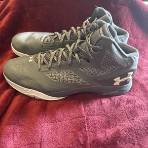 Under Armour Men's Clutchfit Drive (4 D(M) US, Graphite/Metallic Silver/White - Picture 1 of 16