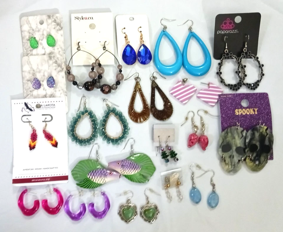 Pendientes 19 pares perforados. Peces, corazones, piedras, cuentas, calaveras. Obtienes todos los 19 Foto 1 de 4