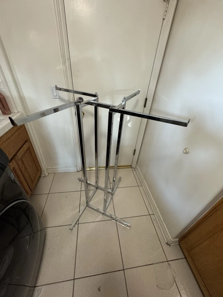 Perchero Uline cromado de 4 vías - Brazos ajustables - Resistente Foto 1 de 3