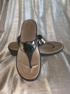 crocs 10 Sanrah sandals nwob new brown gold