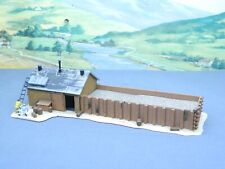 HO BUILT Model Building TRACKSIDE SAND HOUSE with STORAGE PIT and FIGURES