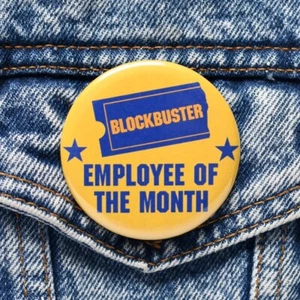 BLOCKBUSTER EMPLOYEE OF THE MONTH BUTTON - funny pin badge video vhs retail - Imagen 1 de 2