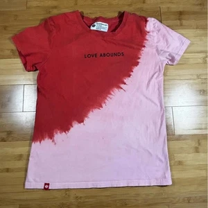 Camiseta Dutch Bros Coffee Love Abounds Dip Dye Rosa Mediana - Imagen 1 de 5